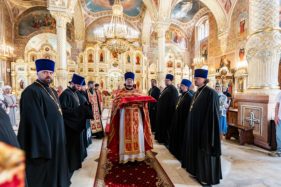 Божественная литургия во Всехсвятском храме города Серпухова